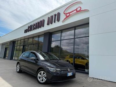 Usata VW Golf VIII Life 116 CV (85 kW) 2022 Grigio Berlina
