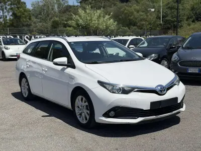 Usata Toyota Auris Hybrid Lounge 99 CV (72 kW) 2019 Bianco Station wagon
