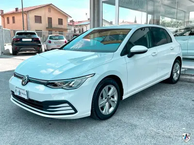 Usata VW Golf VIII Life 116 CV (85 kW) 2023 Bianco Berlina
