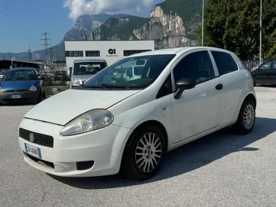 Usata Fiat Grande Punto 75 CV (55 kW) 2011 Bianco Utilitaria