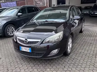 Usata Opel Astra Cosmo 160 CV (117 kW) 2010 Nero Berlina