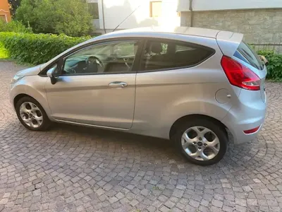 Usata Ford Fiesta 60 CV (44 kW) 2012 Argento Berlina