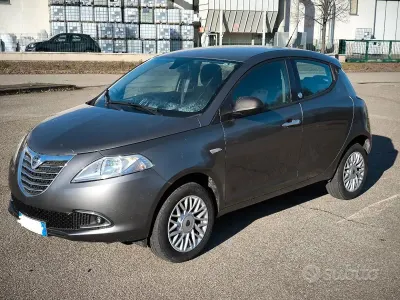 Usata Lancia Ypsilon 80 CV (58 kW) 2015 Grigio Utilitaria