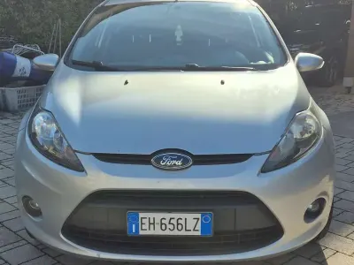 Usata Ford Fiesta 71 CV (52 kW) 2011 Argento Berlina