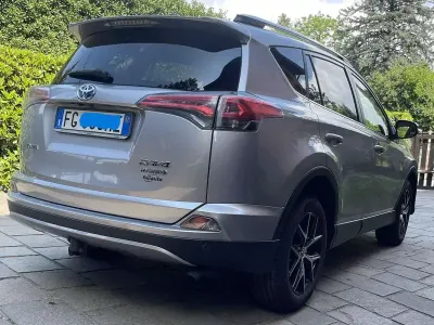 Second-hand Toyota RAV4 Hybrid Style 155 CP (114 kW) 2017 Argintiu SUV