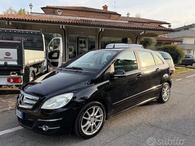 Begagnad Mercedes B220 109 HK (80 kW) 2010 Svart Minibuss
