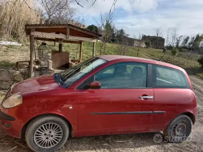 Usata Lancia Ypsilon 70 CV (51 kW) 2004 Rosso Utilitaria
