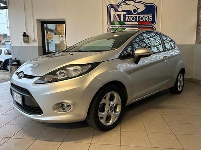 Usata Ford Fiesta 82 CV (60 kW) 2012 Argento Utilitaria