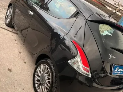 Usata Lancia Ypsilon 69 CV (50 kW) 2012 Nero Utilitaria