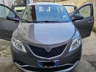 Usata Lancia Ypsilon Silver 69 CV (50 kW) 2016 Grigio Utilitaria