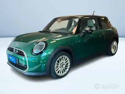 Usata Mini Cooper Favoured 156 CV (114 kW) 2024 Verde metallizzato Utilitaria