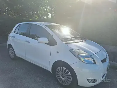 Usata Toyota Yaris 86 CV (63 kW) 2011 Bianco Utilitaria