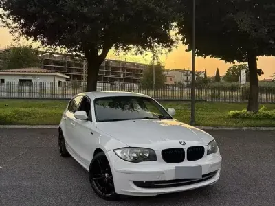 Usata BMW 118 143 CV (105 kW) 2011 Bianco Utilitaria