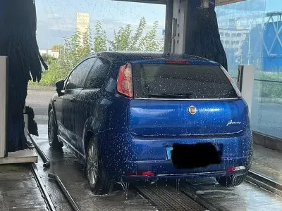 Usata Fiat Grande Punto 65 CV (47 kW) 2007 Bluazzurro Utilitaria