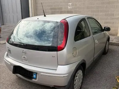 Używany Opel Corsa 75 KM (55 kW) 2004 Szary Hatchback
