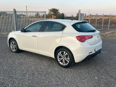 Usata Alfa Romeo Giulietta Exclusive 140 CV (102 kW) 2012 Bianco Utilitaria