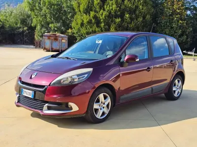 Usata Renault Scénic III 110 CV (80 kW) 2012 Prugna pearl Monovolume
