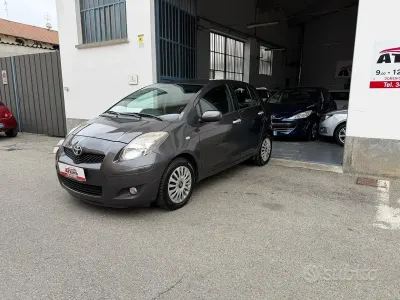 Begagnad Toyota Yaris Sol 100 HK (73 kW) 2011 Grå Halvkombi