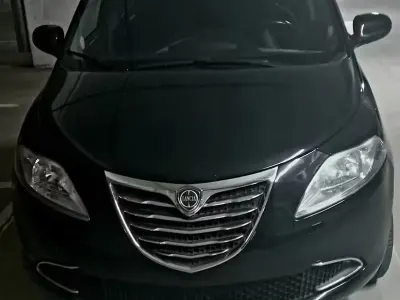 Begagnad Lancia Ypsilon Silver 95 HK (69 kW) 2012 Svart Halvkombi