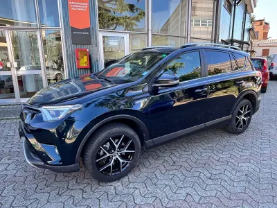 Usata Toyota RAV4 Hybrid Style 155 CV (114 kW) 2017 Blu/azzurro SUV