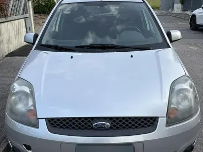 Begagnad Ford Fiesta 68 HK (50 kW) 2006 Grå Halvkombi