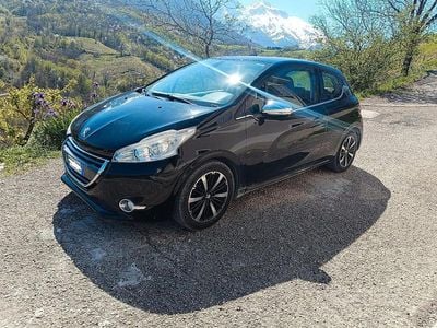Usata Peugeot 208 Allure 68 CV (50 kW) 2012 Nero Utilitaria