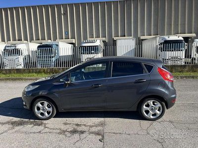 Usata Ford Fiesta 96 CV (70 kW) 2008 Grigio Utilitaria