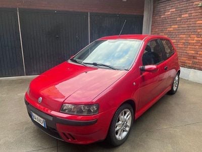 Begagnad Fiat Punto 131 HK (96 kW) 2001 Röd Halvkombi