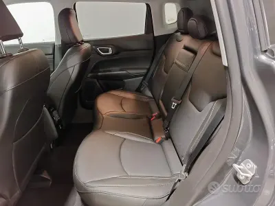 Usado Jeep Compass 131 CV (96 kW) 2024 Gris SUV