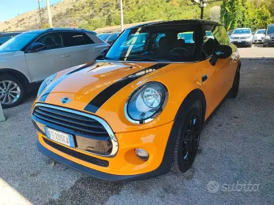 Usata Mini Cooper D 116 CV (85 kW) 2016 Arancione Utilitaria