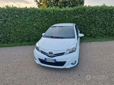 Usata Toyota Yaris Lounge 69 CV (50 kW) 2014 Bianco Utilitaria