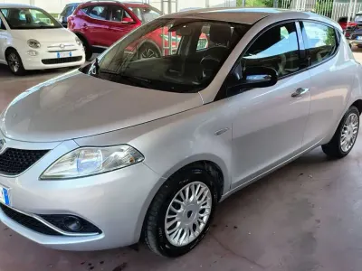 Usata Lancia Ypsilon Gold 69 CV (50 kW) 2017 Argento Utilitaria