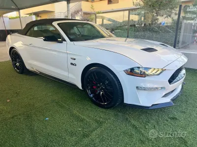 Usata Ford Mustang GT Convertible 449 CV (330 kW) 2021 Bianco Cabrio