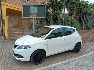 Begagnad Lancia Ypsilon 69 HK (50 kW) 2022 Vit Halvkombi