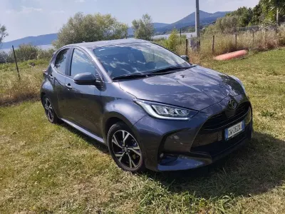 Usata Toyota Yaris Hybrid Trend 92 CV (67 kW) 2024 Nero Berlina