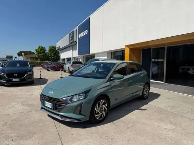 Usata Hyundai i20 77 CV (56 kW) 2025 Mangrove green pearl Utilitaria