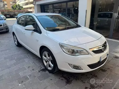 Usata Opel Astra Cosmo 116 CV (85 kW) 2010 Bianco Utilitaria