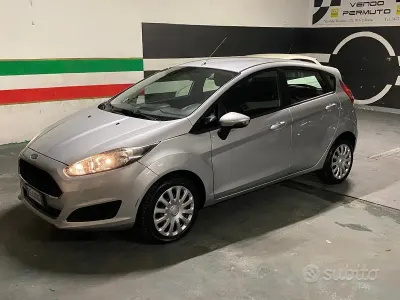 Usado Ford Fiesta 95 CV (69 kW) 2016 Gris Utilitario