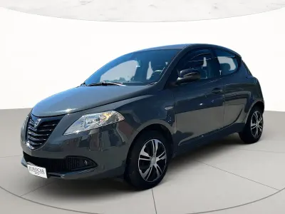 Usado Lancia Ypsilon 69 CV (50 kW) 2015 Gris Utilitario