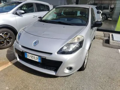 Usata Renault Clio II Dynamique 75 CV (55 kW) 2011 Argento Berlina