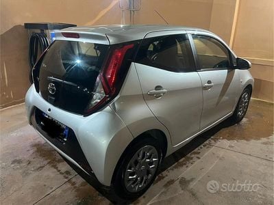 Usata Toyota Aygo 72 CV (52 kW) 2019 Grigio Utilitaria