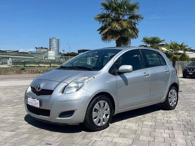 Usata Toyota Yaris Luxury 69 CV (50 kW) 2009 Argento Utilitaria