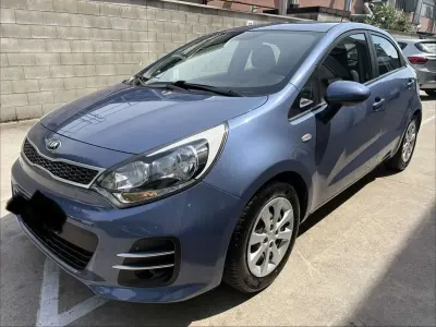 Usata Kia Rio 84 CV (61 kW) 2016 Blu metallizzato Utilitaria