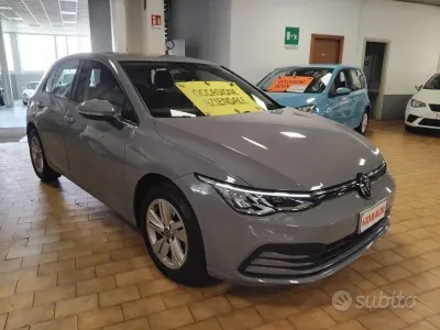 Begagnad VW Golf VIII Life 110 HK (80 kW) 2022 Grå Sedan