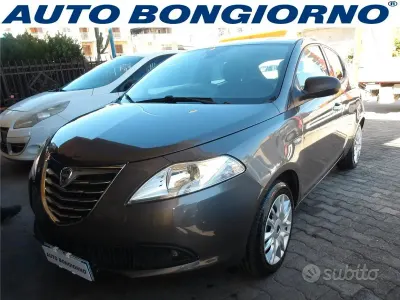 Usata Lancia Ypsilon 69 CV (50 kW) 2015 Grigio Utilitaria