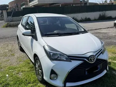 Usado Toyota Yaris Active 65 CV (47 kW) 2015 Blanco Utilitario