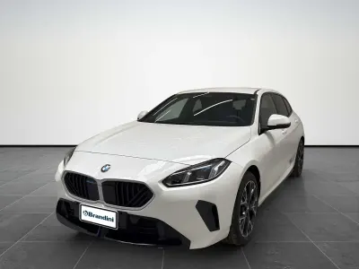 Nuova BMW 118 150 CV (110 kW) 2026 Alpin white pastello Utilitaria