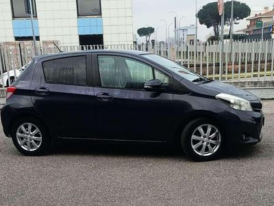 Brugt Toyota Yaris Lounge 90 HK (66 kW) 2011 Grå Hatchback