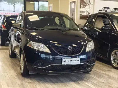 Usado Lancia Ypsilon Gold 69 HP (50 kW) 2018 Azul Citadino