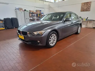 Usata BMW 318 Luxury Line 143 CV (105 kW) 2013 Grigio Berlina
